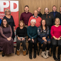 Gemeinsam präsentierten Versammlungsleiterin Irmgard Biereder (li.) und Vorsitzender Rudolf Zimmermann (r.) den SPD-Wahlvorschlag für Ruderting